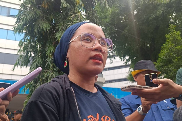 Direktur Eksekutif SafeNet, Nenden Sekar Arum saat diwawancarai wartawan di depan kantor Kemenkominfo, Jakarta Pusat, Rabu (10/7/2024). Foto: Fadlan Nuril Fahmi/kumparan