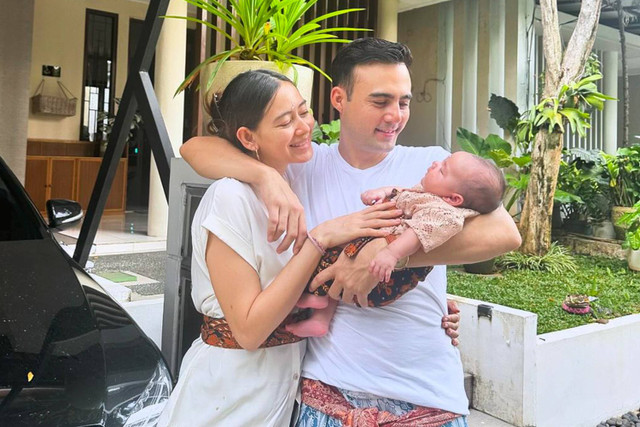 Laura Theux bersama suami dan anaknya.  Foto: Instagram / @laura_theux