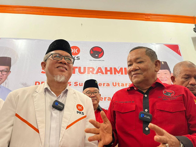 Ketua DPW PKS Sumut Usman Jakfar dan Ketua DPD PDIP Sumut Rapiddin Simbolon usai silaturahmi di Kantor DPW PKS Sumut di Kota Medan, Rabu (10/7/2024). Foto: Tri Vosa/kumparan