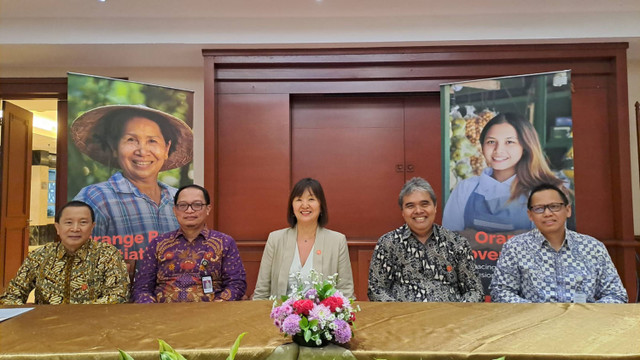 Expert Coordinator at the National Secretariat of SDGs Implementation, Yanuar Nugroho, Chief Operating Officer, Impact Investment Exchange Angela Ng, Kemenkeu, dan Ford Foundation dalam Roundtable & Introduction of Orange Bonds di Jakarta (10/7/2024) Foto: Ghifari/kumparan 