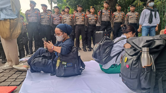 Massa aksi dari Aliansi Keamanan Siber untuk Rakyat (Akamsi) dicegat polisi ketika hendak bergeser ke Taman Pandang, Monas, Jakarta Pusat, Rabu (10/7/2024). Foto: Fadlan Nuril Fahmi/kumparan