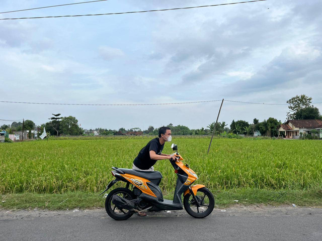 Ilustrasi pencuri motor mendorong motor curiannya. Foto: Widi RH Pradana/Pandangan Jogja