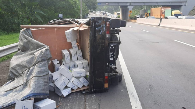 Bus Primajasa Tabrak 8 Kendaraan di Tol Cipularang Korban Luka 3 orang