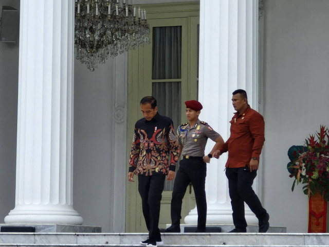 Presiden Jokowi berjalan menuju para atlet yang akan bertanding di Olimpiade Paris 2024 di Istana Presiden, Rabu (10/7/2024). Foto: Nadia Riso/kumparan