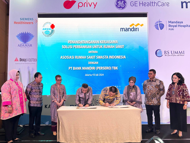 Penandatanganan kerja sama antara Bank Mandiri dengan Asosiasi Rumah Sakit Swasta Indonesia (ARSSI) dalam kegiatan Seminar Nasional XI dan Healthcare Expo IX di Jakarta, Rabu (10/7/2024). Foto: Dok. Bank Mandiri