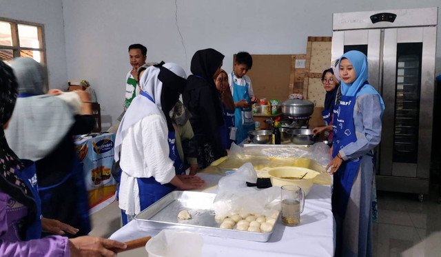 Pelatihan membuat roti kepada pengurus dan santri ponpes di Jatim.