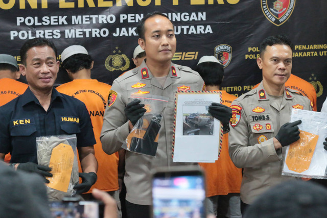 Konferensi pers kasus penipuan modus jasa ekspedisi online di Polsek Metro Penjaringan, Jakarta Utara, Rabu (10/7/2024). Foto: Dok. Istimewa