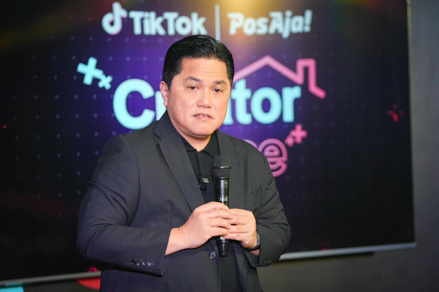 Menteri Badan Usaha Milik Negara (BUMN) Erick Thohir mengapresiasi kolaborasi TikTok Indonesia dan PT Pos Indonesia dalam menghadirkan TikTok Pos Aja! Creator House di Kantor Pos Kota Tua, Jakarta. Foto: Dok. Kementerian BUMN