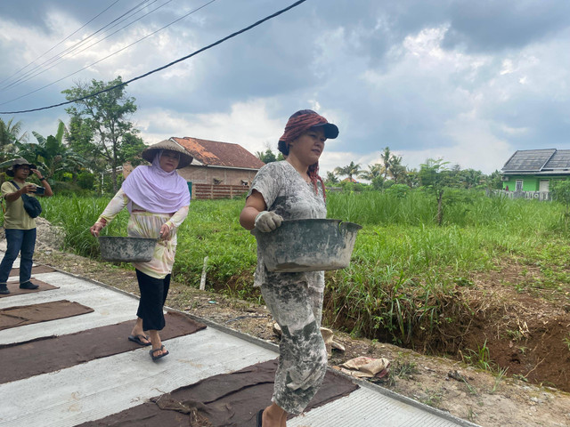 Warga perbaiki jalan menggunakan dana swadaya dari tiga Desa di Kecamatan Jati Agung, Lampung Selatan. | Foto: Sinta Yuliana/Lampung Geh