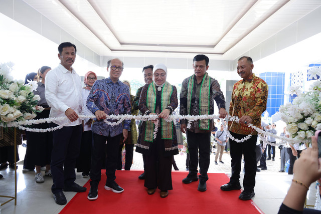 Menaker Ida Fauziyah saat meresmikan Satuan Pelayanan Pelatihan Vokasi dan Produktivitas Batam, di Kawasan Industri Kabil Nongsa Batam, Kepulauan Riau, Rabu (10/7/2024). Foto: Dok. Kemnaker