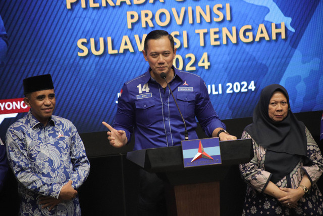 Penyerahan Rekomendasi Partai Demokrat untuk Pilkada Gubernur Sulawesi Tengah oleh Ketua Umum Partai Demokrat Agus Harimurti Yudhoyono di Kantor DPP Demokrat, Jakarta (10/7/2024). Foto: Jamal Ramadhan/kumparan