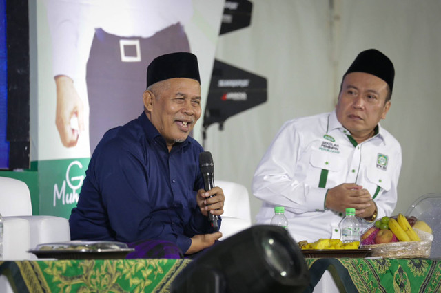 Mantan Ketua PWNU Jatim, KH Marzuki Mustamar (kiri) saat menjadi pembicara di Sekolah Pemimpin Perubahan, Rabu (10/7/2024). Foto: Dok. PKB