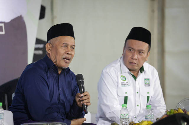 Mantan Ketua PWNU Jatim, KH Marzuki Mustamar (kiri) saat menjadi pembicara di Sekolah Pemimpin Perubahan, Rabu (10/7/2024). Foto: Dok. PKB