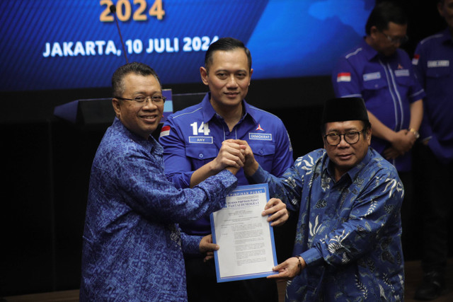 Penyerahan Rekomendasi Partai Demokrat untuk Pilkada Gubernur Nusa Tenggara Barat oleh Ketua Umum Partai Demokrat Agus Harimurti Yudhoyono di Kantor DPP Demokrat, Jakarta (10/7/2024). Foto: Jamal Ramadhan/kumparan