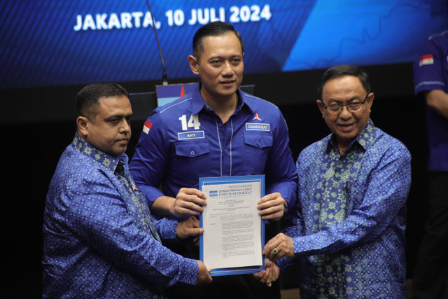 Penyerahan Rekomendasi Partai Demokrat untuk Pilkada Gubernur Provinsi Riau oleh Ketua Umum Partai Demokrat Agus Harimurti Yudhoyono di Kantor DPP Demokrat, Jakarta (10/7/2024). Foto: Jamal Ramadhan/kumparan