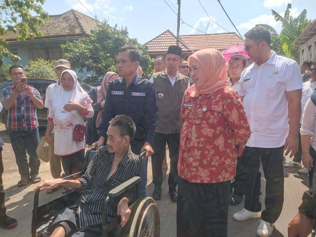 Ketua Dharma Wanita Pemkot Palembang, Dewi Sastrani Dewa didampingi Camat Gandus Jufriansyah hendak mengantarkan warga yang akan menjalani pengobatan, Foto : Ist