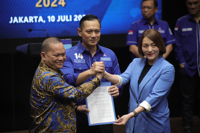 Penyerahan Rekomendasi Partai Demokrat untuk Pilkada Gubernur Provinsi Sulawesi Utara oleh Ketua Umum Partai Demokrat Agus Harimurti Yudhoyono di Kantor DPP Demokrat, Jakarta (10/7/2024). Foto: Jamal Ramadhan/kumparan