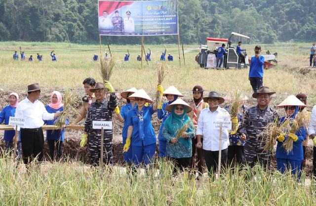 Menteri Pertanian Andi Amran Sulaiman, bersama Wakil Kepala Staf Angkatan Laut (Wakasal) Laksdya TNI Erwin S. Aldedharma dan Pj. Gubernur Lampung Samsudin | Foto : Dok. Adpim