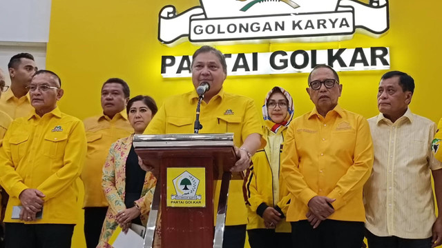 Ketua Umum Partai Golkar, Airlangga Hartarto saat konferensi pers usai lakukan rapat pleno di kantor DPP Partai Golkar, Slipi, Jakarta Barat, Rabu (10/7/2024). Foto: Fadlan Nuril Fahmi/kumparan