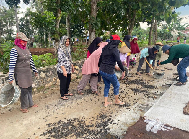 Warga perbaiki jalan menggunakan dana swadaya dari tiga Desa di Kecamatan Jati Agung, Lampung Selatan. | Foto: Sinta Yuliana/Lampung Geh