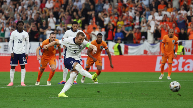 Harry Kane mencetak gol penalti saat Belanda vs Inggris dalam laga semifinal Piala Eropa 2024 di Signal Iduna Park, Jerman, pada Kamis (11/7) dini hari WIB. Foto: REUTERS/Lee Smith