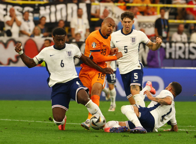 Marc Guehi, John Stones & Kyle Walker mengadang Donyell Malen saat Belanda vs Inggris dalam laga semifinal Piala Eropa 2024 di Signal Iduna Park, Jerman, pada Kamis (11/7) dini hari WIB. Foto: REUTERS/Kai Pfaffenbach