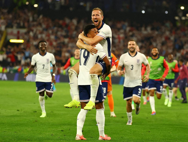 Selebrasi Ollie Watkins dan Harry Kane di Pertandingan Semifinal Piala Eropa 2024 Belanda vs Inggris. Foto: Kai Pfaffenbach/REUTERS