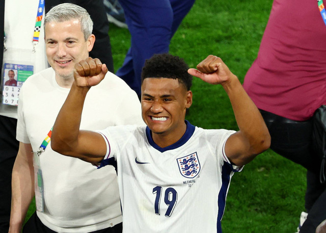 Pemain Timnas Inggris Ollie Watkins melakukan selebrasi usai laga Belanda vs Inggris di Semifinal Piala Eropa 2024. Foto: Thilo Schmuelgen/REUTERS 