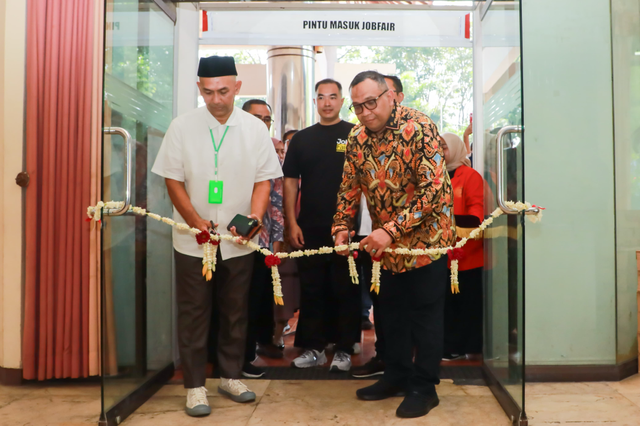 Wamenaker Afriansyah Noor (kanan) saat membuka Job Fair, UMKM Expo dan Career Seminars di Graha Wisata Kota Solo, Jawa Tengah, Rabu (10/7/2024). Foto: Dok. Kemnaker