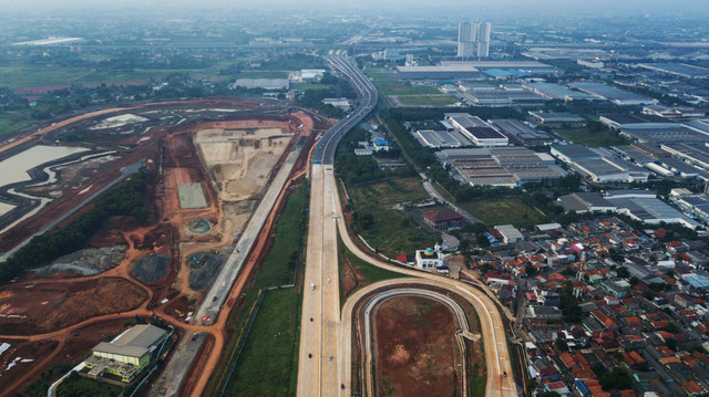 Foto udara sejumlah kendaraan melintas di jalan Tol Cimanggis-Cibitung, Setu, Kabupaten Bekasi, Jawa Barat, Rabu (10/7/2024).  Foto: Fakhri Hermansyah/ANTARA FOTO