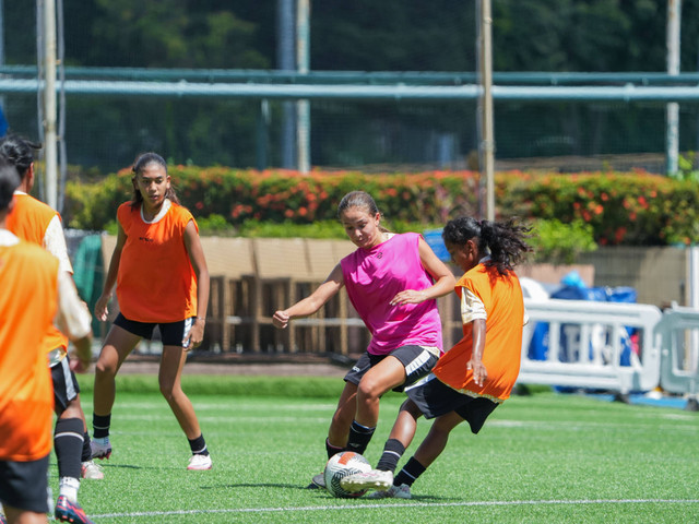 Claudia Scheunemann (kiri), Katarina Stalin (tengah), dan Allya Putri (kanan) dalam latihan Timnas Wanita Indonesia pada Rabu (10/7) jelang laga vs Hong Kong.  Foto: Dok. Timnas Indonesia. 