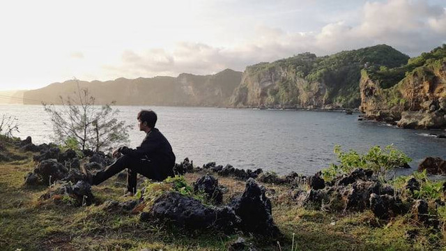 Tebing Karang Tanjung Pasir (Foto hanya ilustrasi, bukan tempat sebenarnya) Sumber: unsplash/ Ake Widyastomo