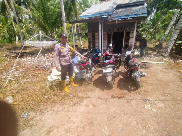 Kapolsek Teluk Pakedai, AKP Sumarno saat mendatangi TKP. Seorang pemancing di Kubu Raya meninggal saat jorannya tersangkut di kabel listrik. Foto: Dok. Polres Kubu Raya