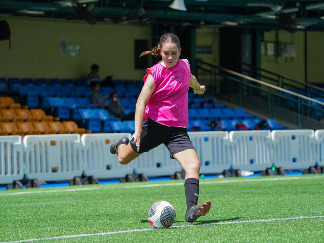 Sydney Hopper dalam latihan Timnas Wanita Indonesia pada Rabu (10/7) jelang laga vs Hong Kong.  Foto: Dok. Timnas Indonesia. 