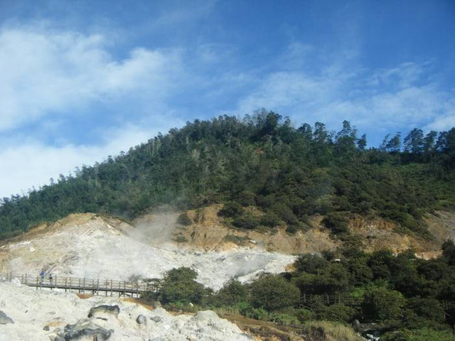 Apakah ke Dieng harus mendaki? (Foto Kawah Sikidang Dieng) Sumber: unsplash/ Hamzah Hanafi