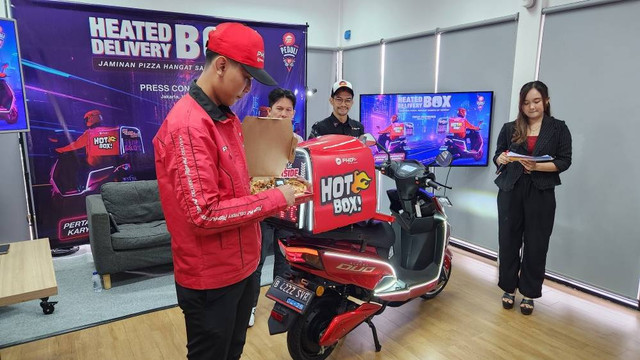 Pizza Hut gandeng siswa SMK N 35 Jakarta luncurkan layanan hot box delivery di Jakarta, Rabu (10/7/24). Foto: Azalia Amadea/kumparan 