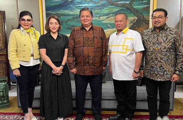 Pertemuan antara bakal calon Gubernur dan Wakil Gubernur Sulawesi Utara, Elly Engelbert Lasut dan Michaela Elsiana Paruntu dengan Ketua Umum Partai Golkar, Airlangga Hartarto. (foto: instagram tetty paruntu)