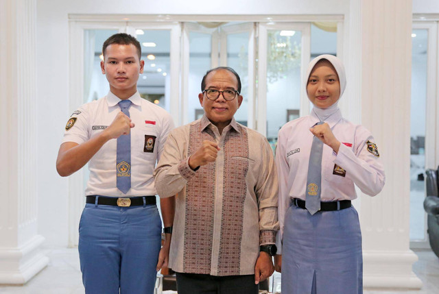 Pj Gubernur Lampung, Samsudin bersama Alvin Febian Siagian, siswa SMAN 2 Bandar Lampung, dan Mutia Al Vanie, siswi SMAN 1 Kota Gajah | Foto : Dok. Adpim