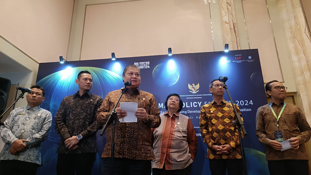 Menko Bidang Perekonomian Airlangga Hartarto dan jajaran menteri lainnya dalam acara One Map Policy di Hotel St.Regis, Kamis (11/7).  Foto: Ave Airiza Gunanto/kumparan