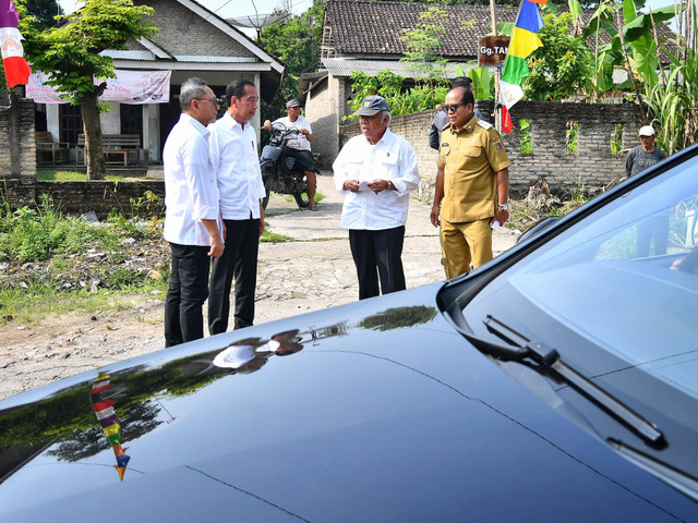 Presiden Jokowi mengecek jalan rusak di Lampung Selatan. Foto: Vico/Biro Pers Sekretariat Presiden