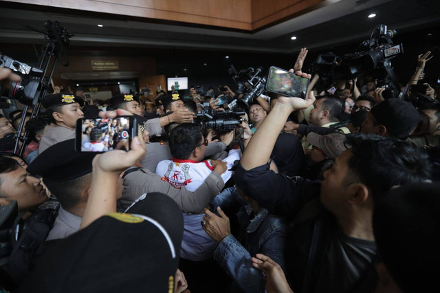 Suasana ricuh usai sidang vonis SYL di Pengadilan Tipikor, Jakarta, Kamis (11/7/2024). Foto: Jamal Ramadhan/kumparan