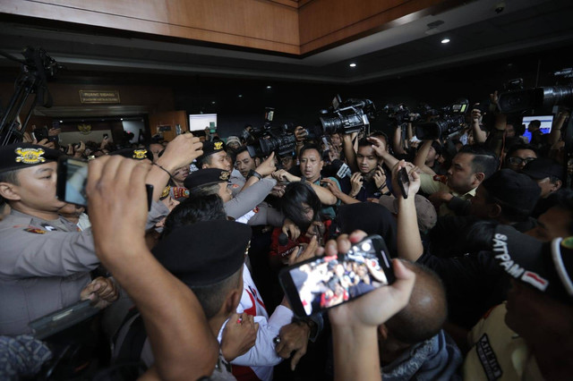 Suasana ricuh usai sidang vonis SYL di Pengadilan Tipikor, Jakarta, Kamis (11/7/2024). Foto: Jamal Ramadhan/kumparan