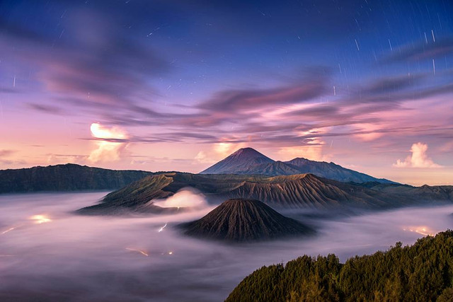 Panorama Gunung Bromo di malam hari. Foto: Shutterstock