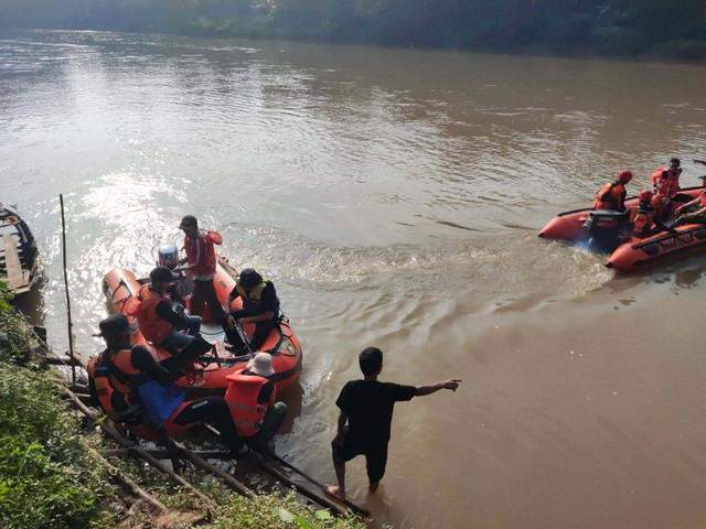 Tim SAR saat melakukan pencarian bocah di Sungai Ogan, Foto : Basarnas Palembang