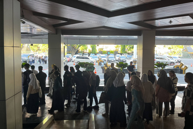 Puluhan wali murid dan putra-putri mereka saat mendatangi kantor Gubernur Jawa Tengah, Kamis (11/7/2024). Foto: Intan Alliva Khansa/kumparan