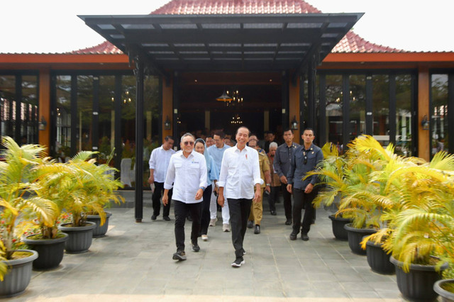 Presiden Jokowi berkeliling usai resmikan "Jokowi Learning Center" di SMA Kebangsaan Lampung. Foto: Dok. Istimewa