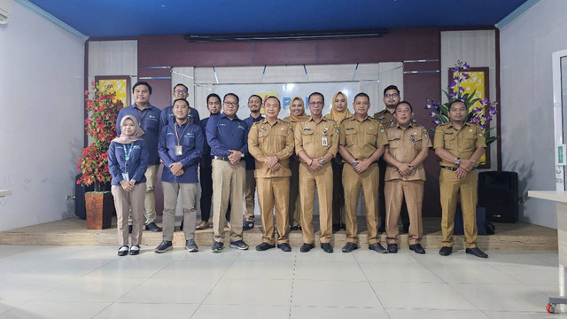 Foto bersama Sekda Ketapang dan jajaran PLN Ketapang. Foto: Dok. PLN Kalbar