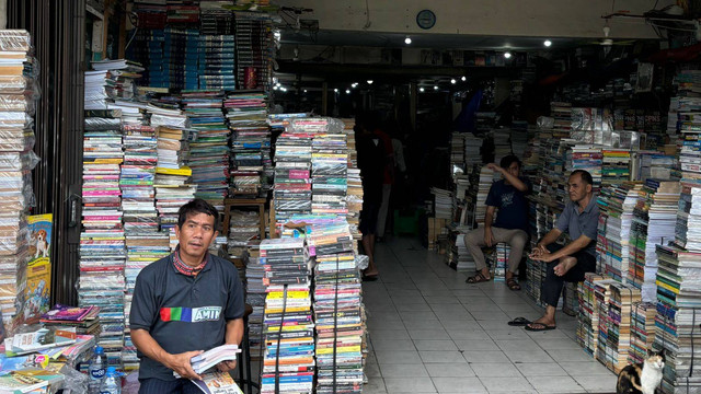 Kondisi salah satu kios di Pasar Buku Kwitang, Jakarta Pusat, Minggu (7/7/2024). Para pedagang bertahan, melawan arus zaman.
Foto : Nadiah