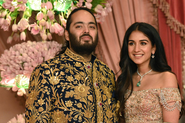 Anant Ambani dan Radhika Merchant di pesta pranikah mereka. Foto: Sujit Jaiswal/AFP