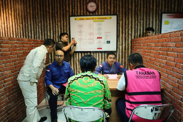 Kejagung limpahkan 3 tersangka kasus korupsi tata niaga timah ke Kejari Jaksel, Kamis (11/7/2024).  Foto: Dok Kejagung RI